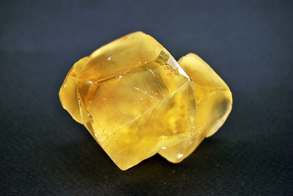 Природный кальцит. Минерал кальцит Кристалл. Желтый кальцит минерал камни. Кальцит caco3. Кальцит минерал необработанный.
